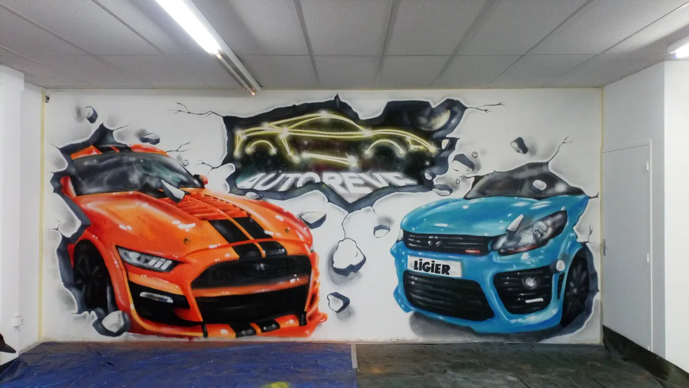 Fresque intérieure de deux voitures de sport, orange et bleue, qui semblent sortir du mur