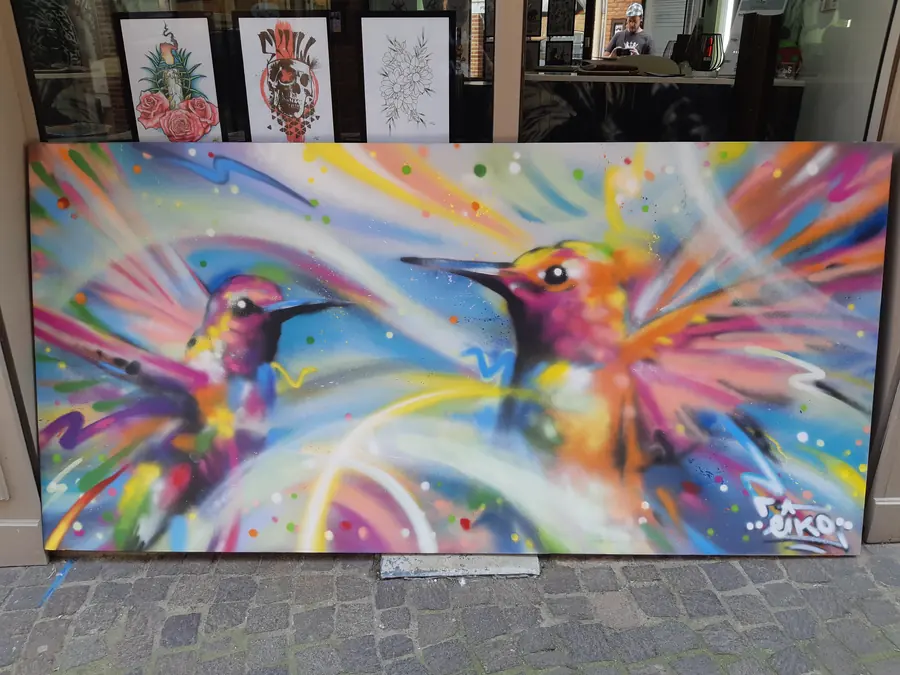 Grande toile de deux colibris multicolores au graff